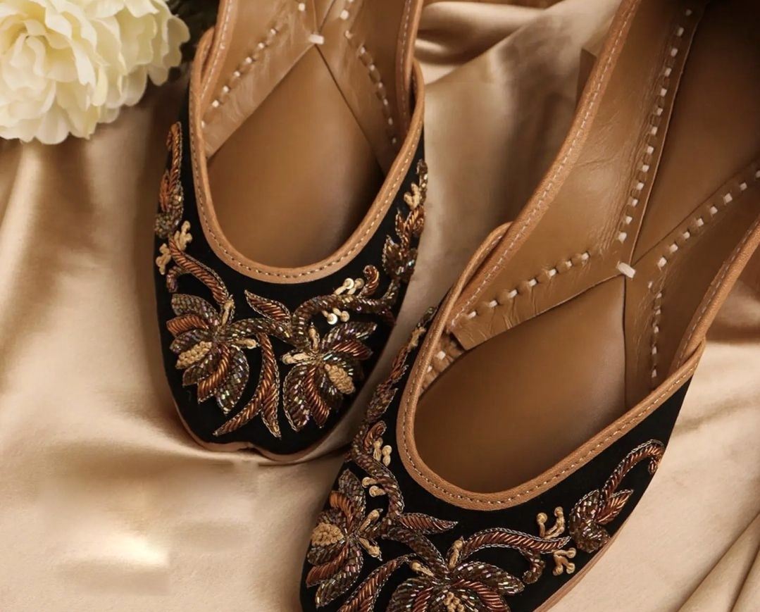 "Regal Footprints" – Majestic Jutti by Gold n Fibre "Regal Footprints" – Majestic Jutti by Gold n Fibre